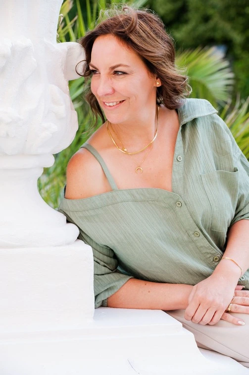 Ramona Leis - Pädagogin für Mindset-Entwicklung - Frau lehnt lässig an einer weißen Skulptur