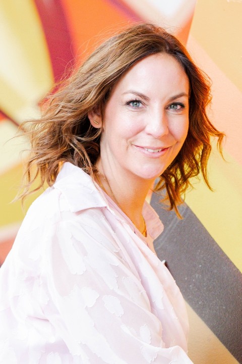 Ramona Leis - Pädagogin für Mindset-Entwicklung - Nahaufnahme von einer Frau mit welligem, braunen Haar